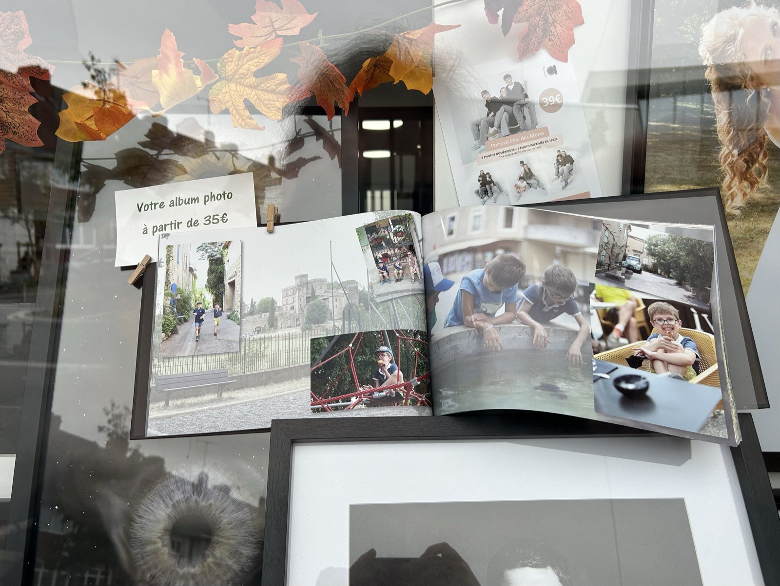 Album photo ouvert, avec une mise en page mêlant portraits et souvenirs de voyage