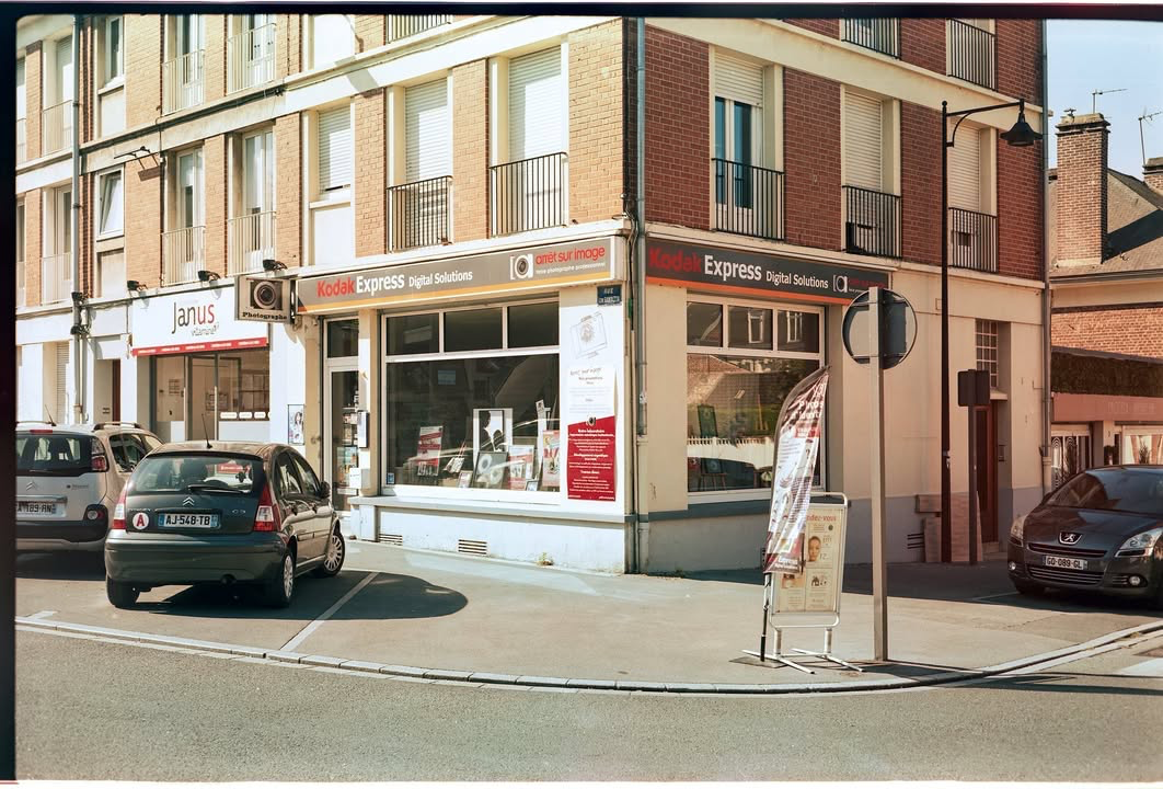 Devanture de la boutique Arrêt sur Image, à l’angle du bâtiment, derrière le marché couvert de Cambrai