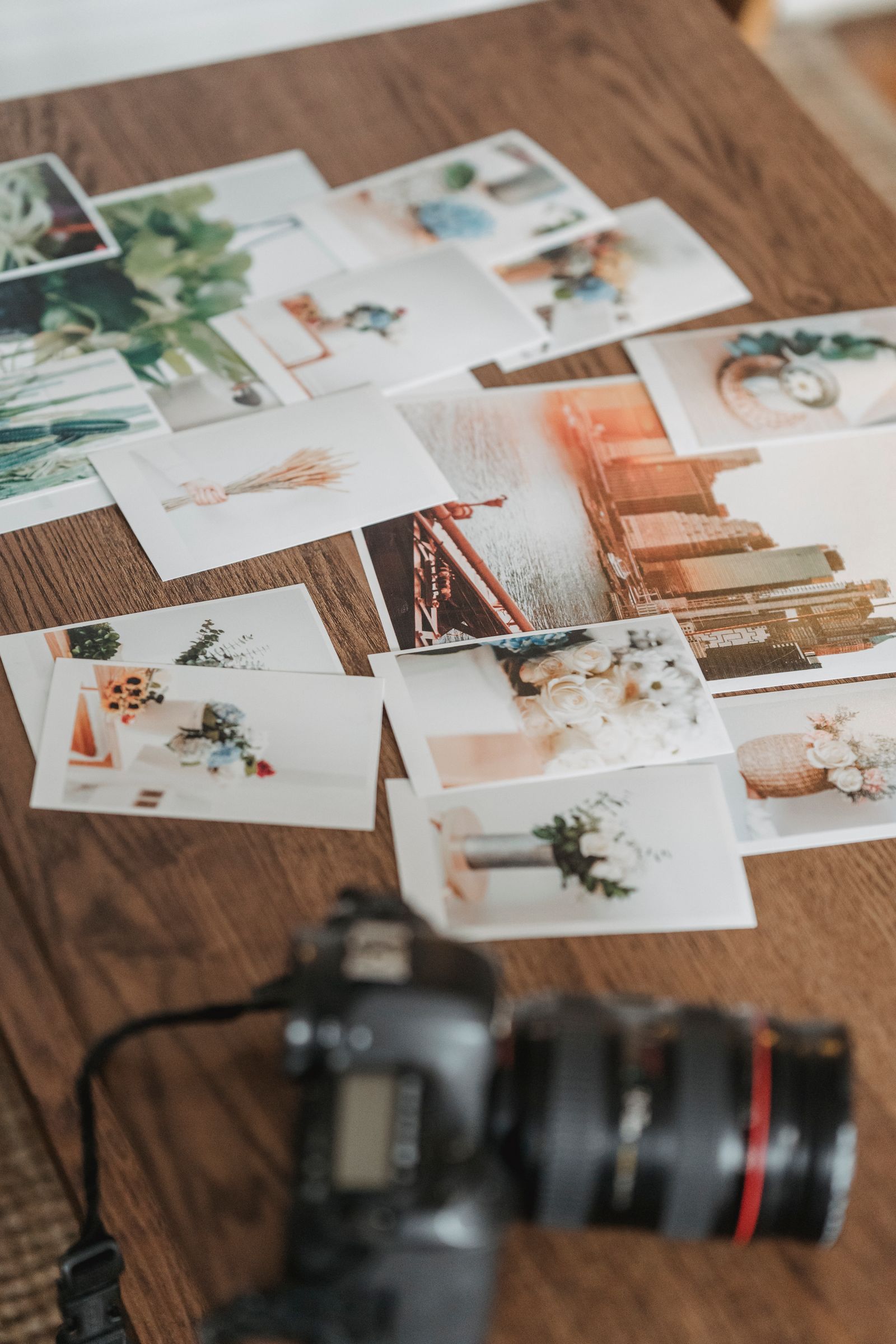 Tirages photographiques disposés sur une table en bois — photo George Milton